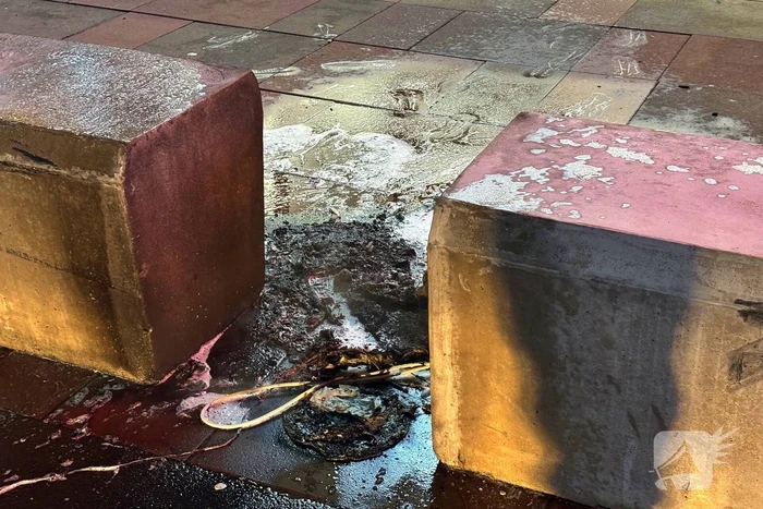 Brandweer blust brandend object
