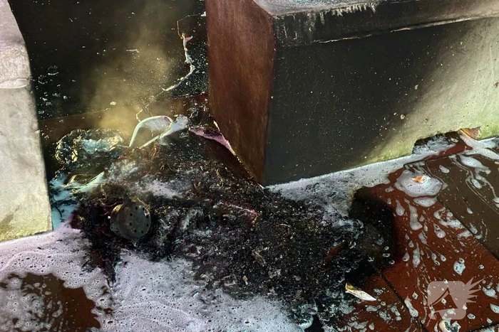 Brandweer blust brandend object