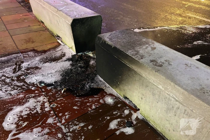 Brandweer blust brandend object
