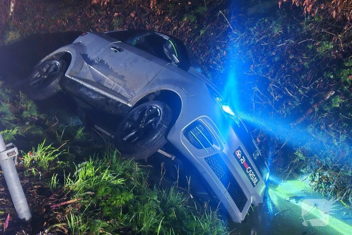 Bestuurder van 45-kilometerwagen eindigt in sloot