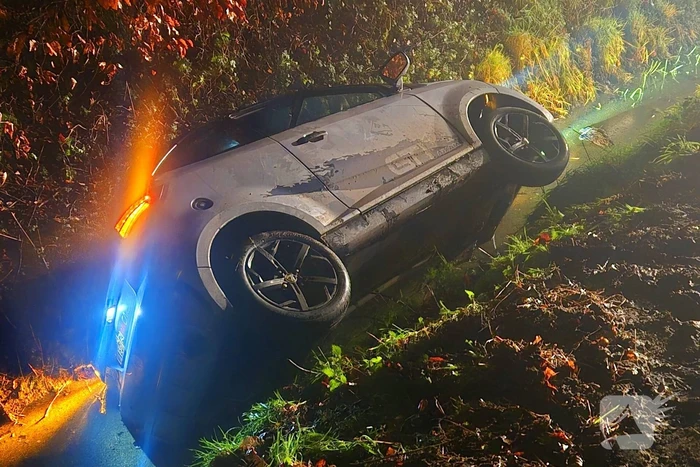 Bestuurder van 45-kilometerwagen eindigt in sloot