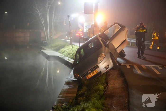 Hulpdiensten ingezet voor voertuig te water