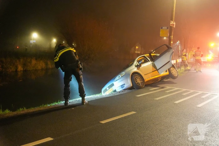 Hulpdiensten ingezet voor voertuig te water