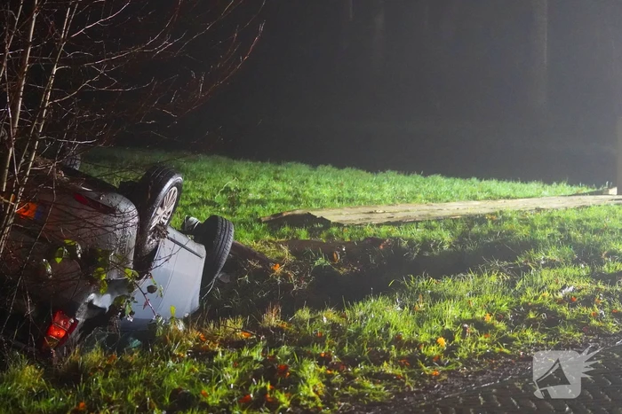 Auto raakt van de weg en belandt op de kop in de sloot