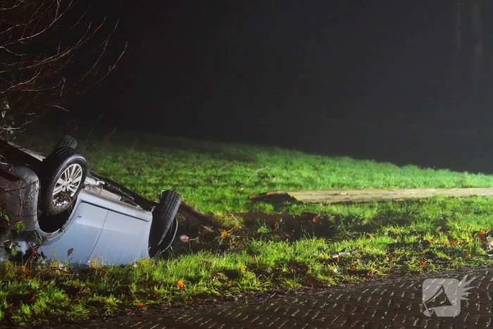 Auto raakt van de weg en belandt op de kop in de sloot