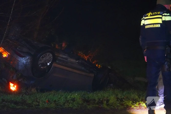 Auto raakt van de weg en belandt op de kop in de sloot
