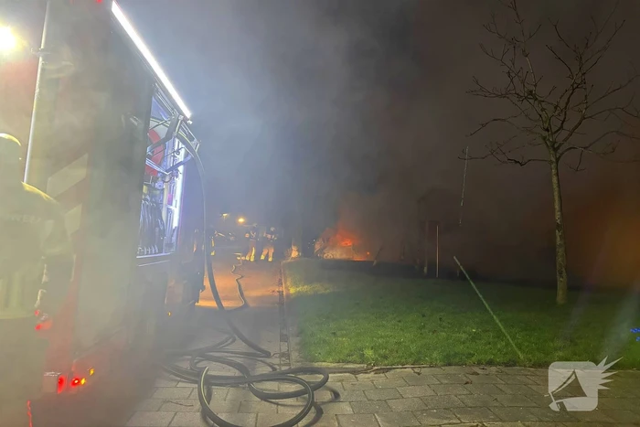 Geparkeerde personenauto vliegt in brand