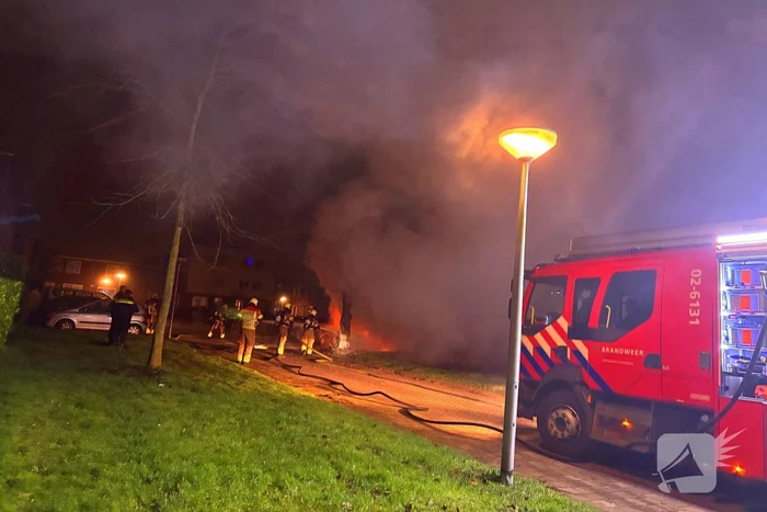 Geparkeerde personenauto vliegt in brand