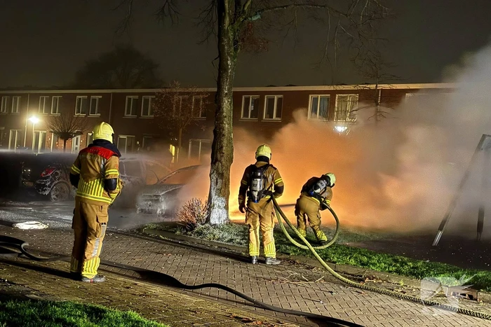 Geparkeerde personenauto vliegt in brand