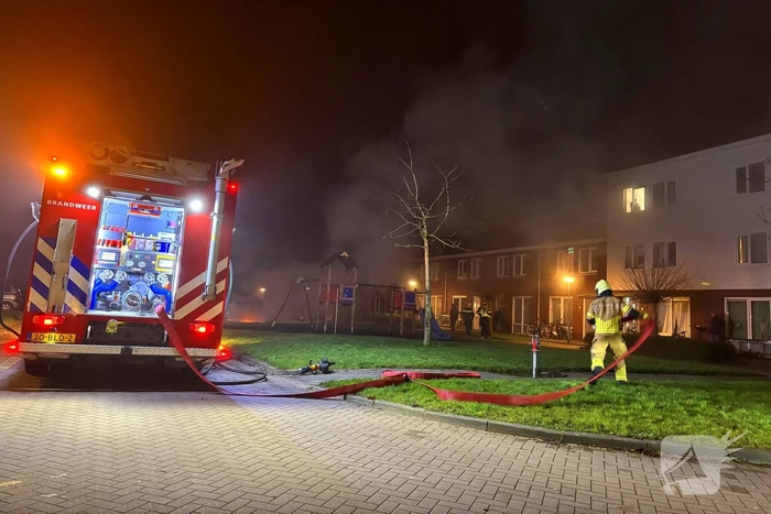 Geparkeerde personenauto vliegt in brand
