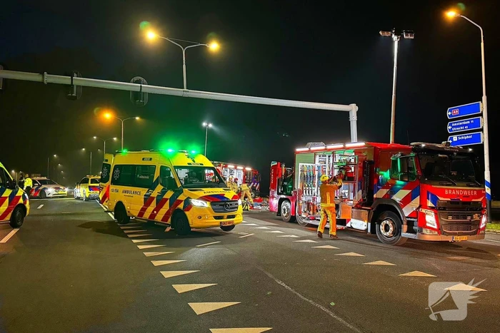 Drie mensen zwaargewond bij botsing op kruispunt