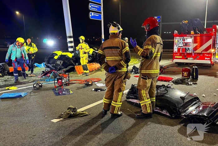 Drie mensen zwaargewond bij botsing op kruispunt