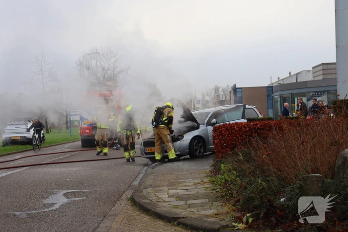 Voorkant auto uitgebrand voor autobedrijf