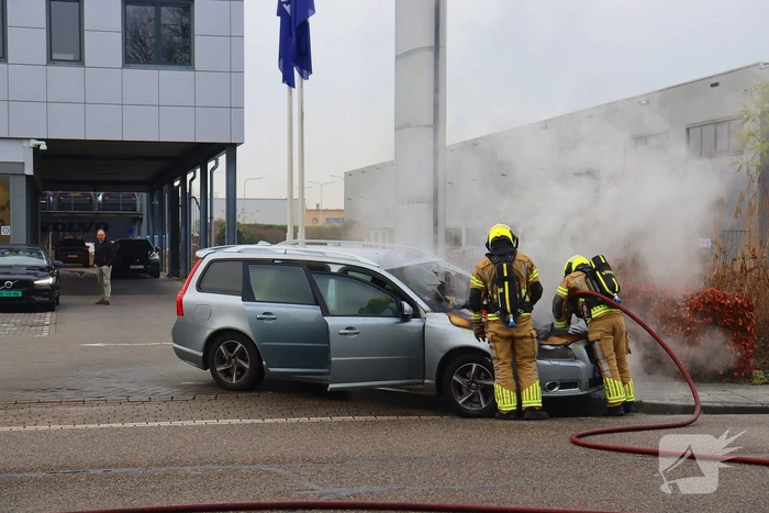 Voorkant auto uitgebrand voor autobedrijf