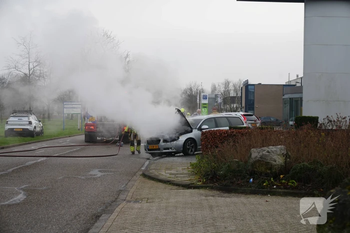 Voorkant auto uitgebrand voor autobedrijf