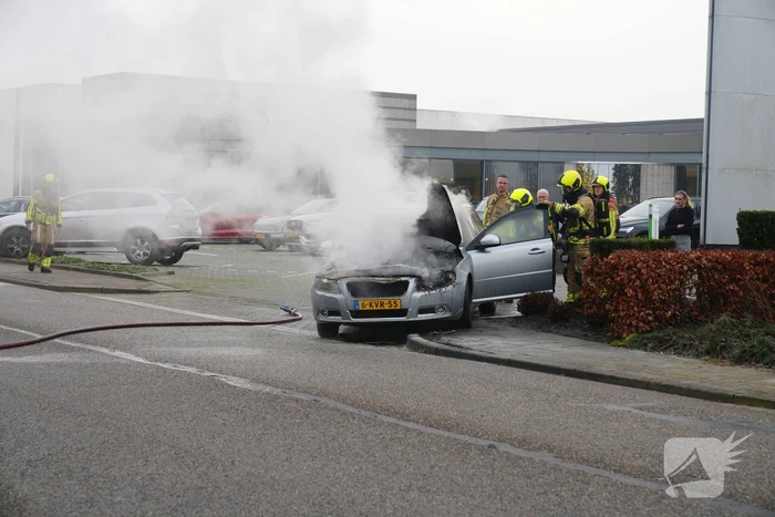 Voorkant auto uitgebrand voor autobedrijf
