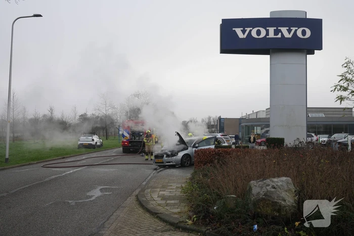 Voorkant auto uitgebrand voor autobedrijf