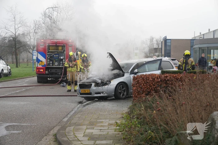 Voorkant auto uitgebrand voor autobedrijf