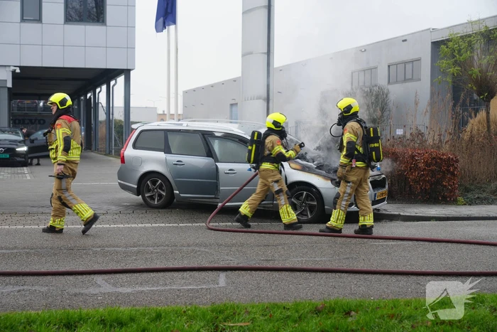 Voorkant auto uitgebrand voor autobedrijf