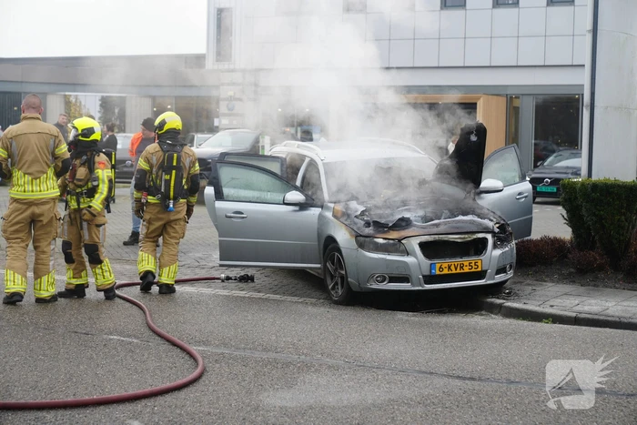Voorkant auto uitgebrand voor autobedrijf