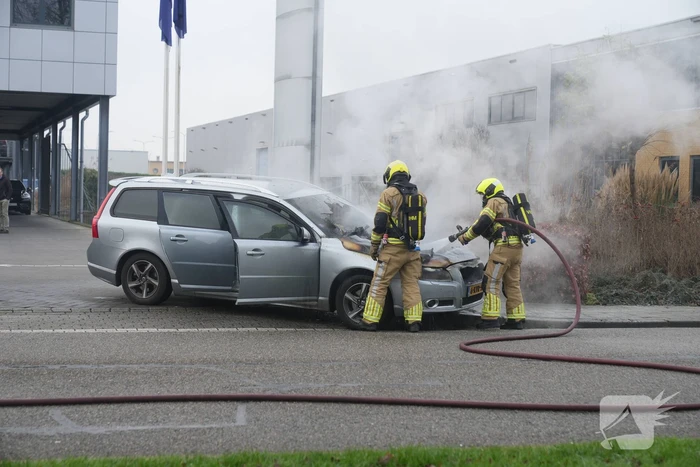 Voorkant auto uitgebrand voor autobedrijf