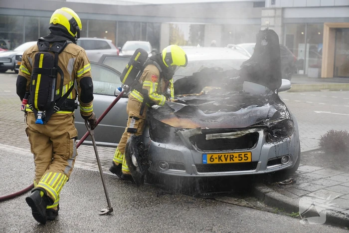 Voorkant auto uitgebrand voor autobedrijf