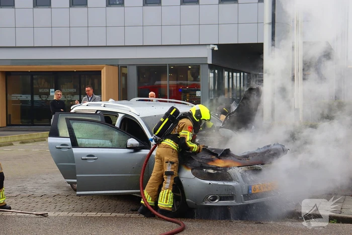 Voorkant auto uitgebrand voor autobedrijf