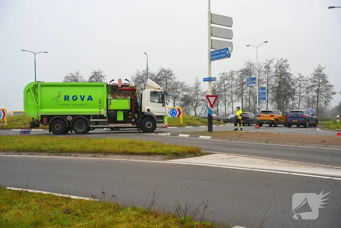 Verkeershinder na ongeval op rotonde