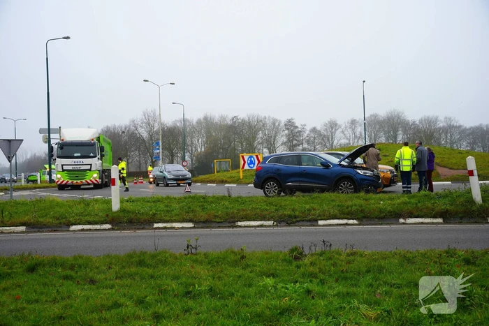 Verkeershinder na ongeval op rotonde