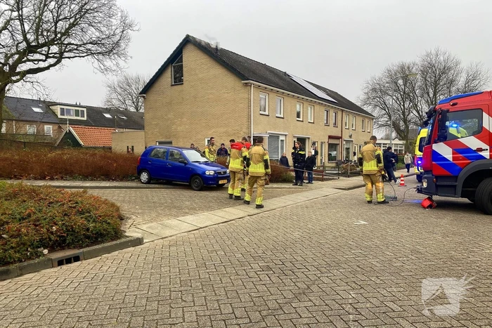Auto rijdt meters achteruit bosschages in