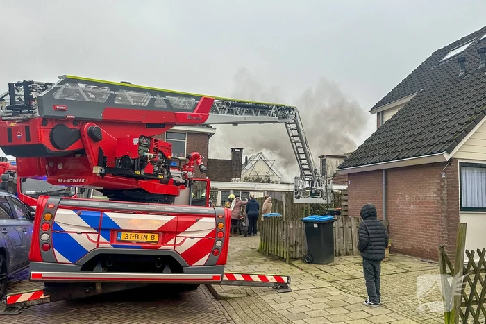 Rookwolken stijgen op uit schuur