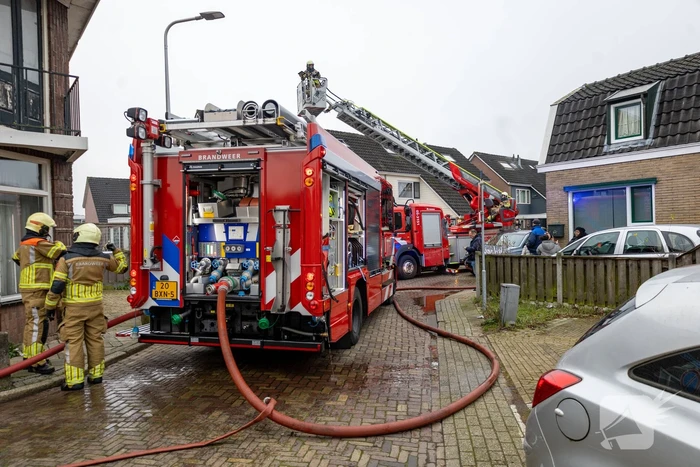 Rookwolken stijgen op uit schuur