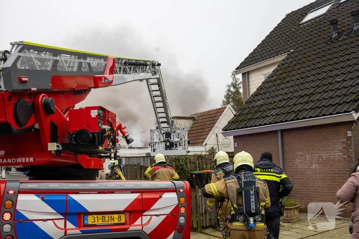 Rookwolken stijgen op uit schuur