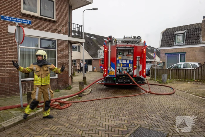 Rookwolken stijgen op uit schuur