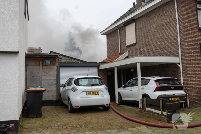 Rookwolken stijgen op uit schuur