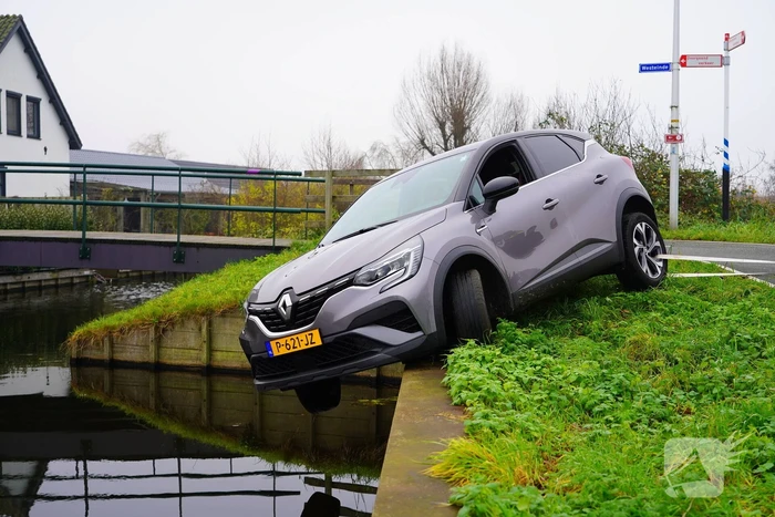 Auto komt boven water te hangen bij keeractie op fietspad