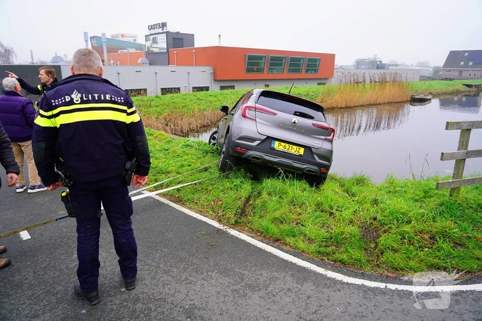 Auto komt boven water te hangen bij keeractie op fietspad