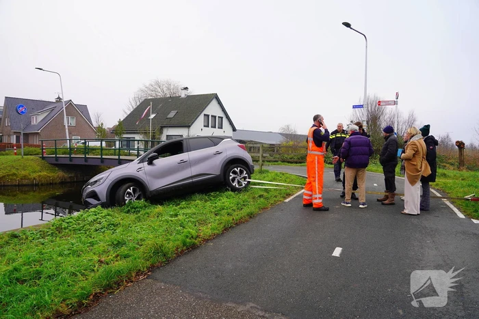 Auto komt boven water te hangen bij keeractie op fietspad