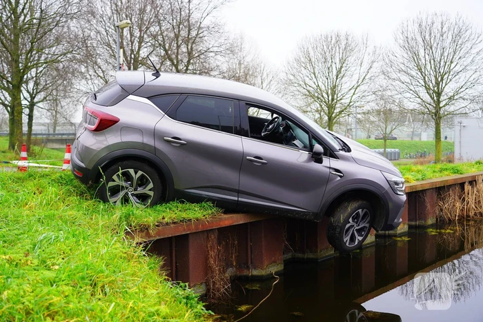 Auto komt boven water te hangen bij keeractie op fietspad