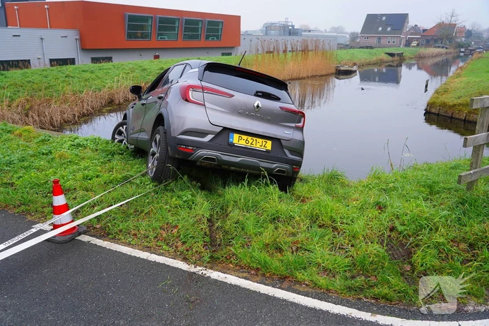 Auto komt boven water te hangen bij keeractie op fietspad