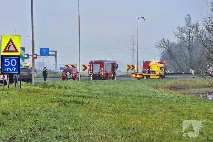 Auto vliegt uit de bocht van snelweg en belandt in water, inzittende gewond