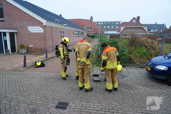 Brandweer speurt naar gaslekkage onder bestrating
