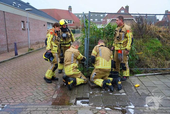 Brandweer speurt naar gaslekkage onder bestrating