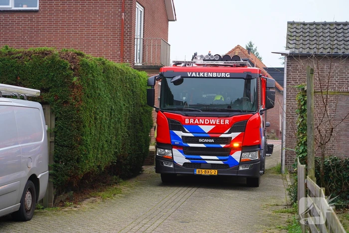 Brandweer speurt naar gaslekkage onder bestrating
