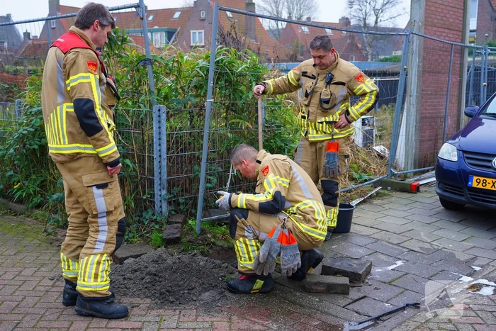 Brandweer speurt naar gaslekkage onder bestrating