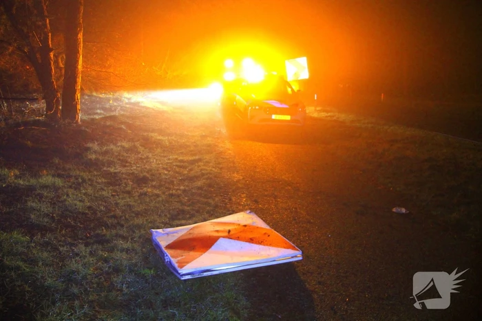 Auto vliegt uit beruchte bocht en belandt op de kop
