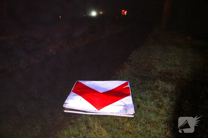 Auto vliegt uit beruchte bocht en belandt op de kop