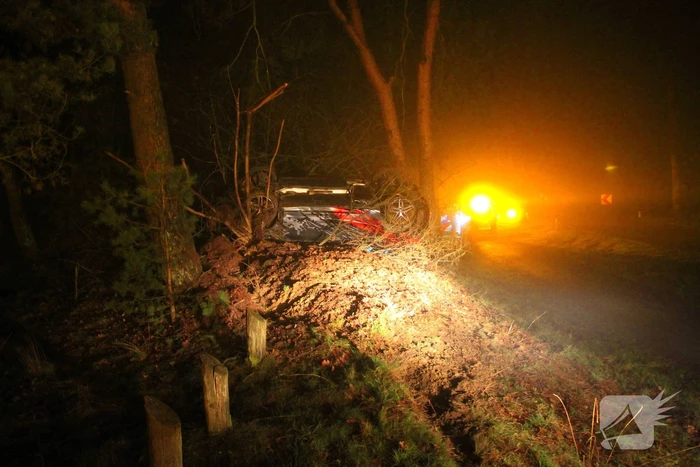 Auto vliegt uit beruchte bocht en belandt op de kop