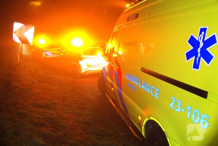 Auto vliegt uit beruchte bocht en belandt op de kop
