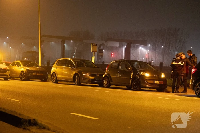 Automobilisten in botsing op rotonde